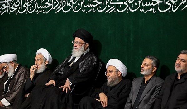 قائد الثورة يحضر مراسم العزاء الحسيني لليلة الثانیة في حسينية الامام الخميني (رض)
