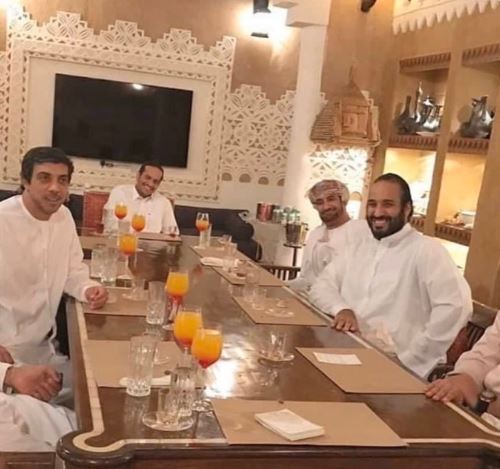 ما حقيقة صورة اللقاء بين محمد بن سلمان ووزيرين إماراتي وقطري؟