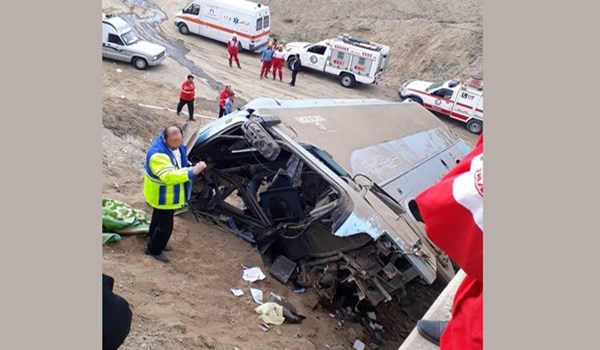 سقوط ضحايا بانقلاب حافلة ركاب على طريق قم –- طهران