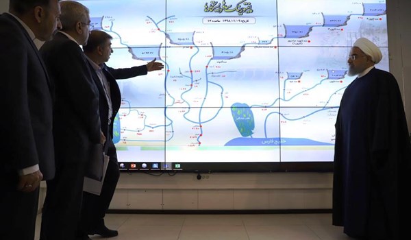الرئيس الايراني يتفقد مركز مراقبة المياه والكهرباء في محافظة خوزستان