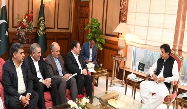 عمران خان يؤكد التزام باكستان بتعزيز علاقاتها مع إيران