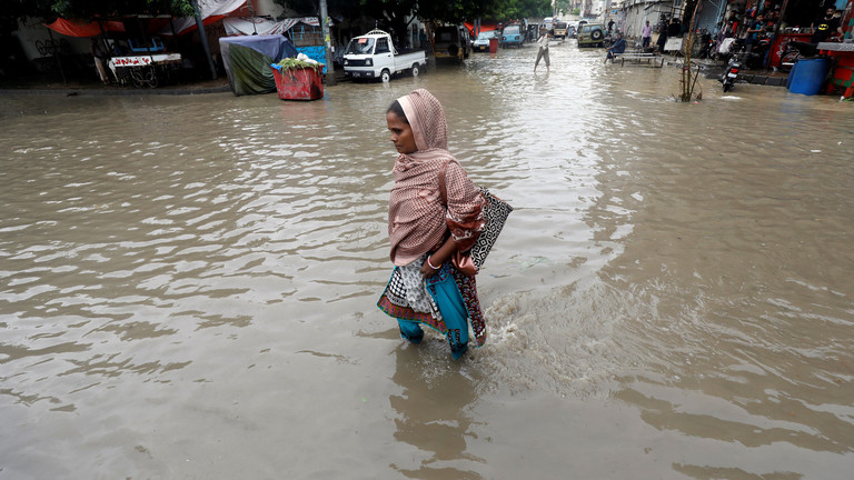 مقتل 17 شخصا على الأقل بسبب الأمطار الغزيرة جنوبي باكستان