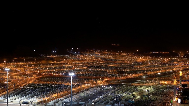 الحجاج يؤدون طواف الإفاضة بالمسجد الحرام