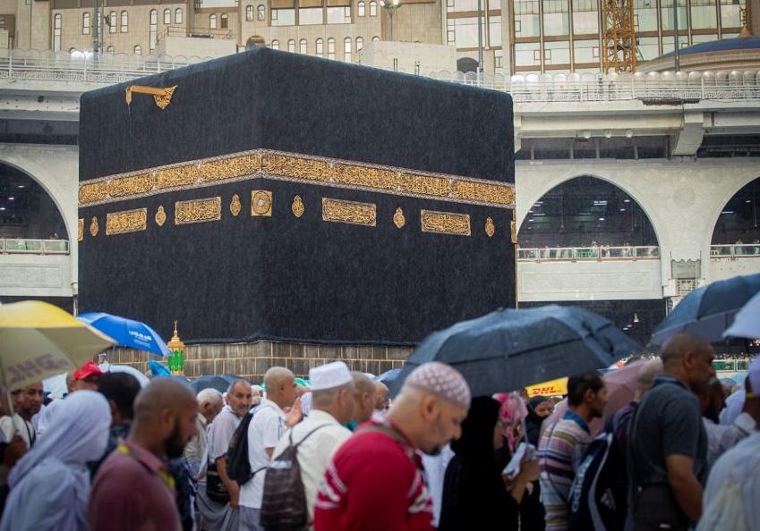 مشهد مبهج.. نزول مياه الأمطار من مزراب الكعبة .. صور مشهد مبهج.. نزول مياه الأمطار من مزراب الكعبة .. صور