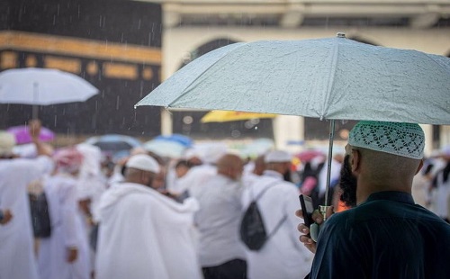 مشهد مبهج.. نزول مياه الأمطار من مزراب الكعبة .. صور مشهد مبهج.. نزول مياه الأمطار من مزراب الكعبة .. صور