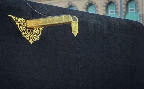 مشهد مبهج.. نزول مياه الأمطار من مزراب الكعبة .. صور مشهد مبهج.. نزول مياه الأمطار من مزراب الكعبة .. صور