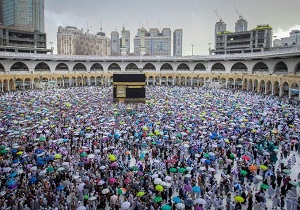 مشهد مبهج.. نزول مياه الأمطار من مزراب الكعبة .. صور مشهد مبهج.. نزول مياه الأمطار من مزراب الكعبة .. صور