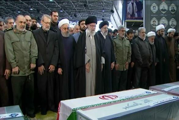 قائد الثورة الإسلامية يقيم صلاة الميت على جثمان الشهيد سليماني وصحبه الابرار
