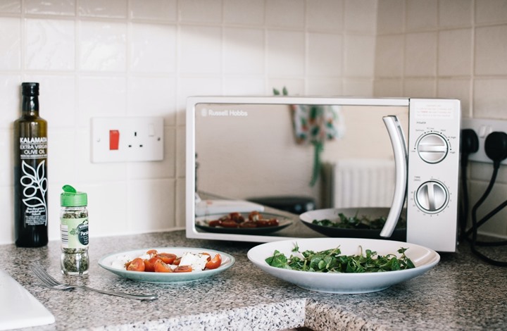 هل تسخين طلبيات المطاعم بالميكرويف يحميك من كورونا؟
