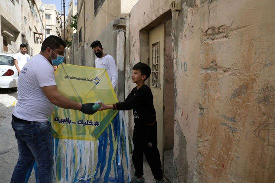 توزيع طائرات ورقية على الأطفال مجانا للتوعية بخطورة كورونا فى الأردن