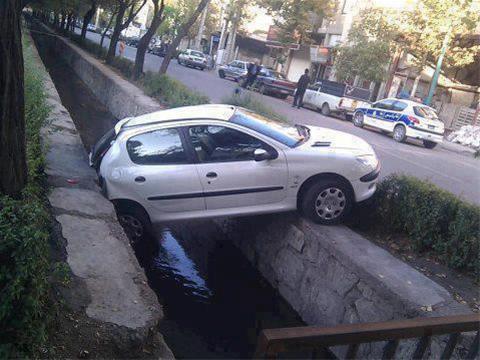 پارک ۲۰۶ روی جوی يک متري!/عکس