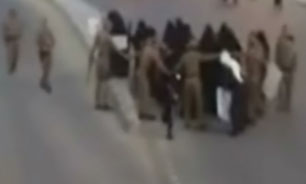 محاصره  و بازداشت دهها زن و کودک در عربستان + فیلم