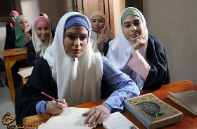 نفيسه به دور از چشم پدر، "كلاه پهلوي" را به سر مي‌گذارد
