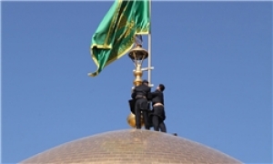 پرچم گنبد حرم مطهر رضوی تعویض می شود