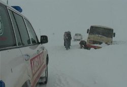 بارش برف سنگین راه ارتباطی 60 روستای مشگین شهر را مسدود كرد
