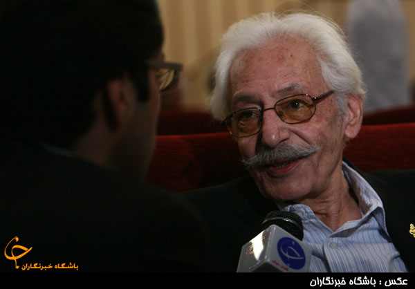 جمشید مشایخی در میدان بازی می کند
