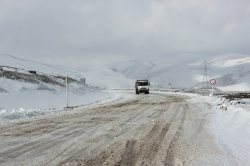 بارش برف حركت در سطح جاده های خلخال را كند كرد
