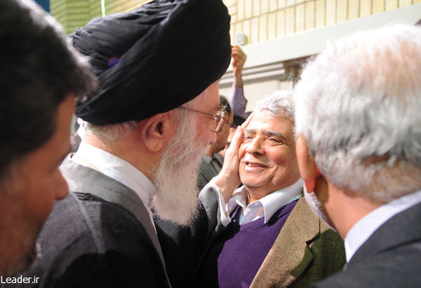 نوازش رهبری /عکس