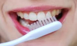 مسواک زدن منظم مهمترین راهکار برای جلوگیری از بوی بد دهان