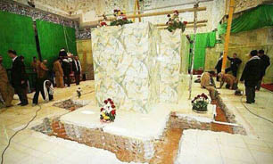 تصوير يکي از مراحل نصب ضریح جدید امام حسین (ع)