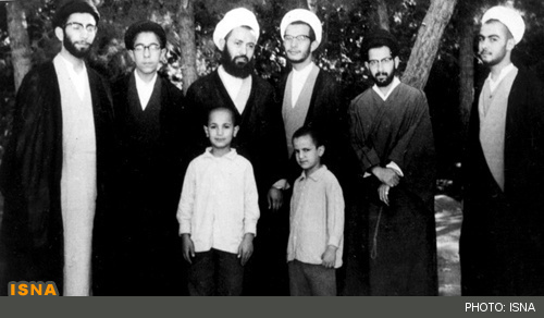 جوانی مقام معظم رهبری  کنار دو برادرشان/عکس