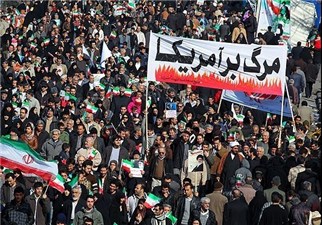 حمایت قاطع مردم از فرمایشات رهبری با پلاکاردهای «من انقلابی‌ام»