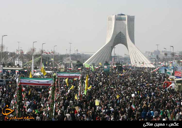 تبلیغات نامحسوس انتخاباتی در راهپیمایی 22 بهمن ماه/از ردپای کاندیدای "جبهه پایداری" تا شعار انتخاباتی "محسن رضایی"