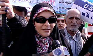 شخصی که از آمریکا برای راهپیمایی ضد آمریکایی آمده بود + فیلم