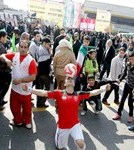 حضور رکورددار جهانی گینس با پیراهن پرسپولیس در راهپیمایی 22 بهمن