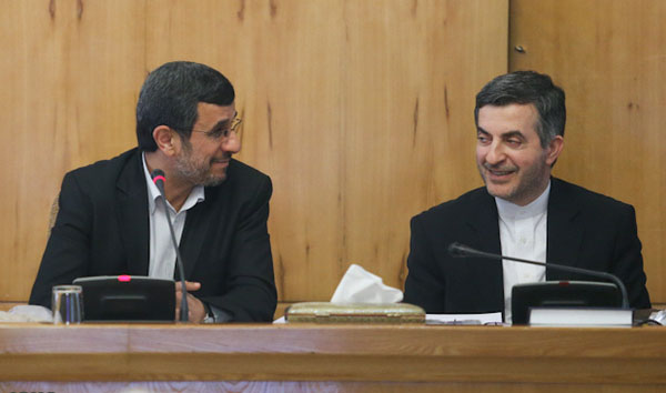 نگاه احمدی نژاد به مشایی/ عکس
