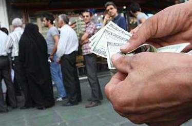 بازار ارز شلوغ شد؛ تشکیل صف فروش/ انصراف از سکه های گران بانک مرکزی