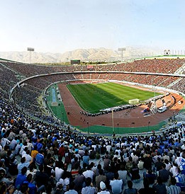 با گل نکونام، استقلال 10 نفره در صدر ماند / فشارهای تراکتوری ها موثر واقع نشد