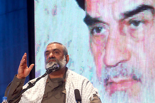 آمريكا و فتنه گران بدانند بسيجيان تمام قد ايستاده‌اند