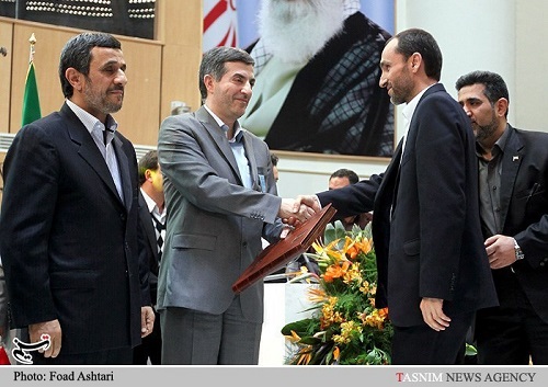 چشمان بسته احمدی‌نژاد در مقابل مشایی و بقایی( عکس)