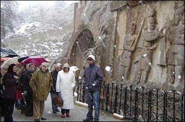 غفلت متولیان از کشف کتیبه ای ساسانی در فارس / سنگ تاریخی سر راه گردشگران