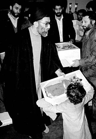 عکس/عروسکی که رهبرانقلاب هدیه دادند