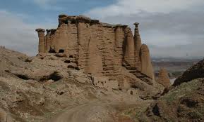 قلعه بهستان زنجان قلعه اي زيبا در دل صخره هاي سنگي