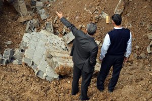 نجات معجزه‌آسای پیرزن ۷۵ ساله از زیرآوار