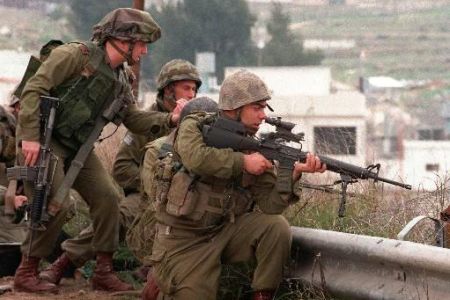 نظاميان صهيونيست يک جوان فلسطيني را زخمي کردند