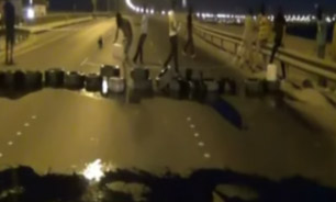 فیلم / بسته شدن پل ستره توسط جوانان انقلابي بحرين