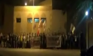 فیلم / تحصن در مقابل منزل یکی از رهبران انقلابيون بحريني