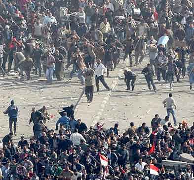 حرکت تظاهرکنندگان مصري به سمت ميدان التحرير