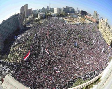مرسي و ابوالفتوح در جمع تجمع کنندگان در ميدان التحرير