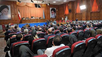 نماينده دادستان: متهمان با پذيرش شبكه‌اي بودن اختلاس از حقوق خود دفاع كنند