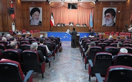 از تاخير دو ساعته شروع دادگاه تا "مديريت در سايه" بيمه ايران