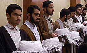 طلاب غیرایرانی معمم می‌شوند