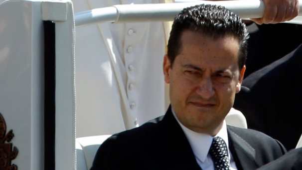 خدمتکار پاپ دستگیر شد