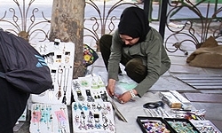 دست‌فروشی؛ تلاش زنان برای لقمه‌ای نان!