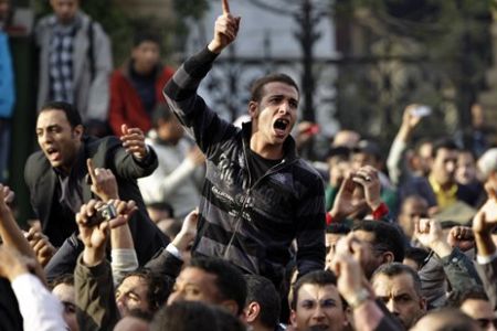 خشم جوانان انقلابي از تخلف احمد شفيق در انتخابات