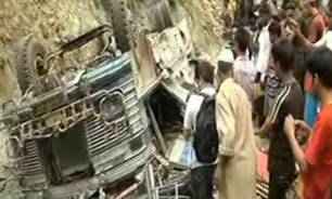 فیلم / افتادان اتوبوس در گودال